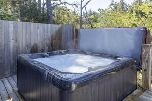Outdoor spa tub - Cozy Private Carriage House, Hot Tub, Queen Bed - stroll to easy beach access. (Depoe Bay)