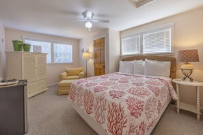 1 bedroom, free WiFi, bed sheets - Cozy Private Carriage House, Hot Tub, Queen Bed - stroll to easy beach access. (Depoe Bay)