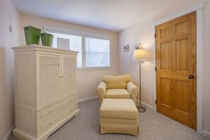 Interior - Cozy Private Carriage House, Hot Tub, Queen Bed - stroll to easy beach access. (Depoe Bay)