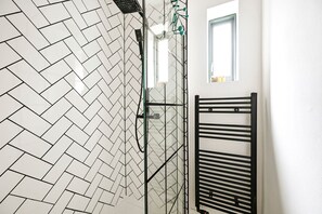 Shower, hair dryer, towels - GuestReady - Charming Retreat in Walthamstow (City of London)