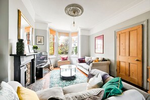 TV, fireplace - GuestReady - Charming Retreat in Walthamstow (City of London)