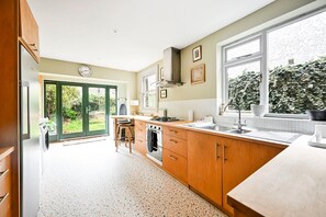 Fridge, microwave, oven, dishwasher - GuestReady - Charming Retreat in Walthamstow (City of London)