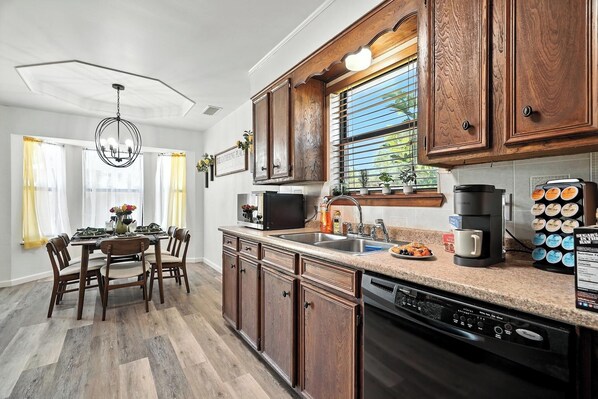 ثلاجة، ميكروويف، فرن، موقد طهي مسطح