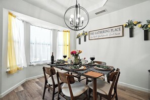 Dining - The Gathering Place: Near Zoo/Park & Expo Center (Abilene)