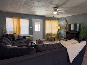 Smart TV, DVD player, video library - Lakeside Hideaway 5-Min to Shackleford AI Site! (Abilene)