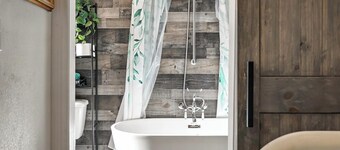 Mockingbird Lane – Cozy Rustic Retreat