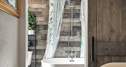 Mockingbird Lane â Cozy Rustic Retreat