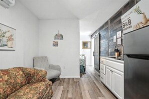 Living area - Mockingbird Lane – Cozy Rustic Retreat (Abilene)
