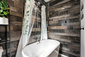 Bathroom - Mockingbird Lane – Cozy Rustic Retreat (Abilene)