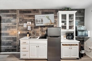 Private kitchen - Mockingbird Lane – Cozy Rustic Retreat (Abilene)