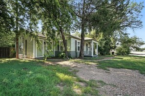 Exterior - Mockingbird Lane – Cozy Rustic Retreat (Abilene)