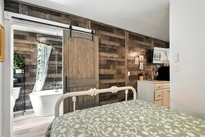 1 bedroom - Mockingbird Lane – Cozy Rustic Retreat (Abilene)