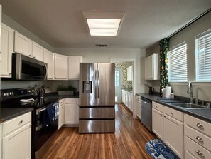 Jääkaappi, mikroaaltouuni, astianpesukone, kahvin-/teenkeitin