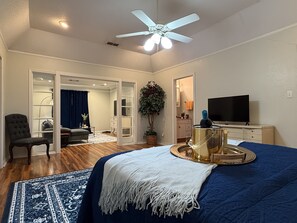 3 bedrooms, desk, WiFi, bed sheets - South by South Eleventh | 3-Bed 2-Bath (Abilene)
