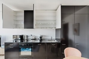 Fridge, microwave, oven, stovetop - Blueground | Basel-Vorstaedte, view, nr Kunstmuseum (Basel)