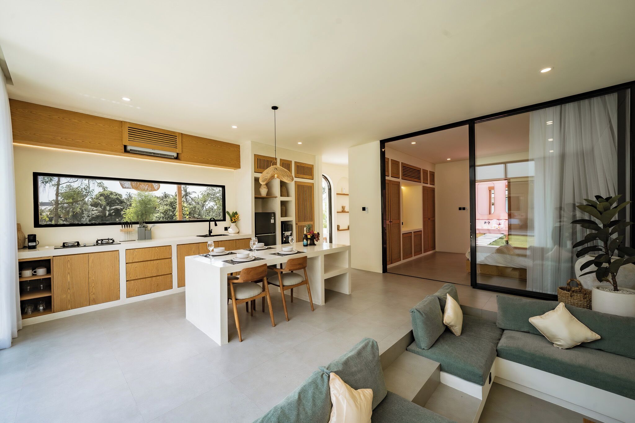 ヴィラ 3 ベッドルーム パティオ プールビュー | リビング エリア | 43 インチのスマートテレビ (ケーブル放送視聴可)