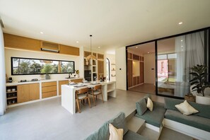 Villa, 3 habitaciones, patio, vista a la alberca | Área de sala de estar | Smart TV de 43 pulgadas con canales por cable