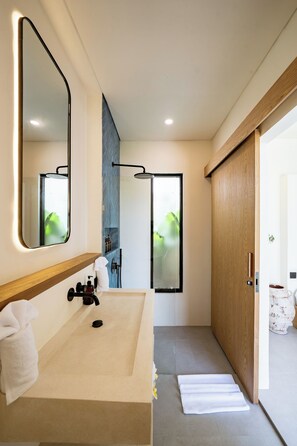 Vila, 3 kamar tidur, patio, pemandangan kolam renang | Kamar mandi | Shower, perlengkapan mandi gratis, pengering rambut, dan handuk