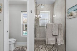 Shower, towels - Waterfront Bliss with Pool & Spa – Your Perfect Escape Awaits - Sunset Cove - Roelens (Cape Coral)