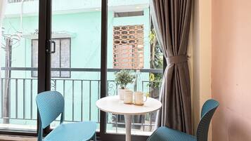 Deluxe-Studio, Blick auf den Innenhof | Laptopgeeigneter Arbeitsplatz, kostenloses WLAN