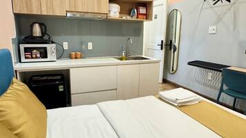 Superior-Studio, Blick auf den Innenhof | Gemeinsame Küchenausstattung | Mini-Kühlschrank, Mikrowelle, Herdplatte, Kochgeschirr/Geschirr/Besteck