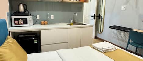 Superior Studio, Courtyard View | Shared kitchen facilities