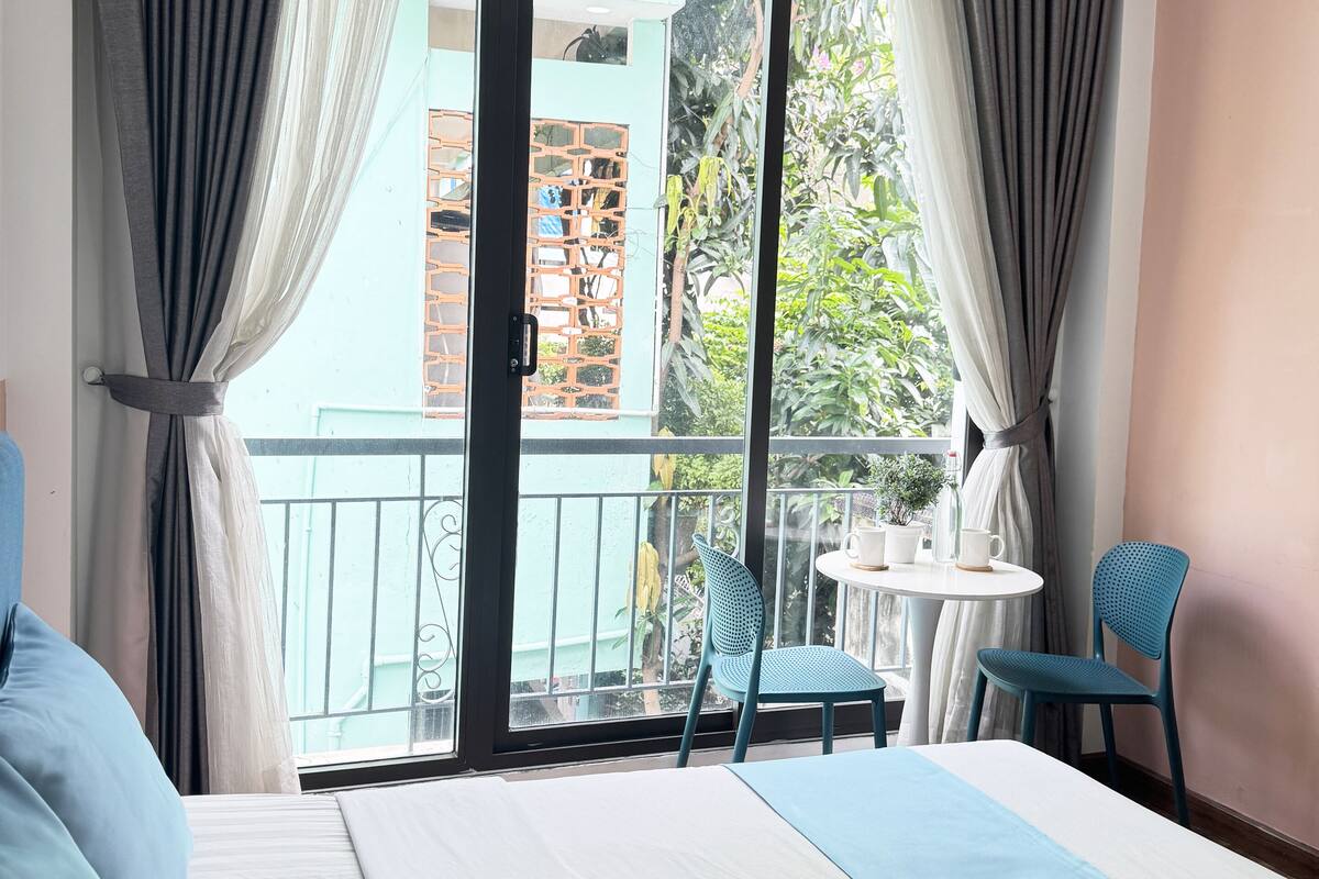 Laptop workspace, free WiFi