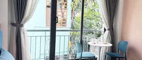 Deluxe Studio, Courtyard View | Laptop workspace, free WiFi