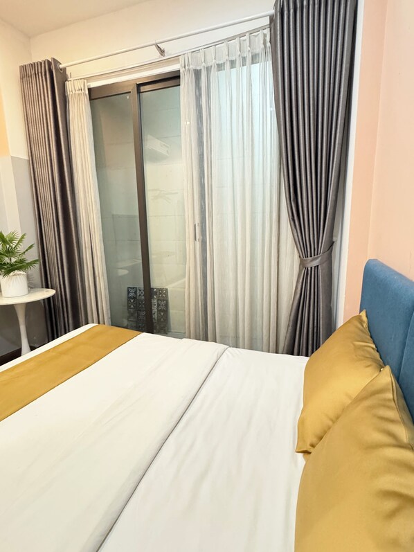 Estudio superior, vistas al patio | Espacio para trabajar con un portátil y wifi gratis