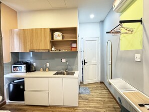 Estudio estándar, vistas a la ciudad | Espacio para trabajar con un portátil y wifi gratis