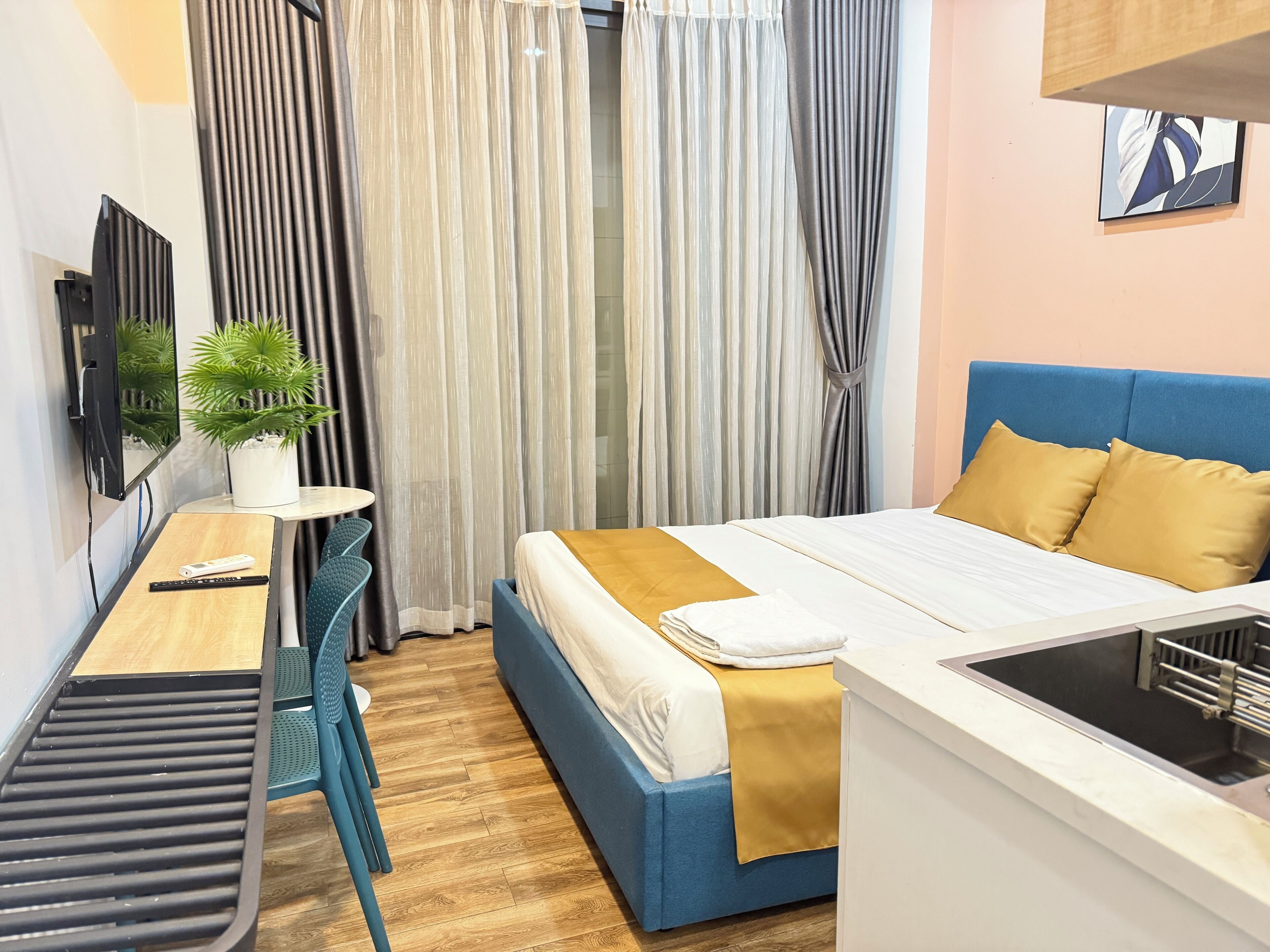 Espacio para trabajar con laptop y wifi gratis 