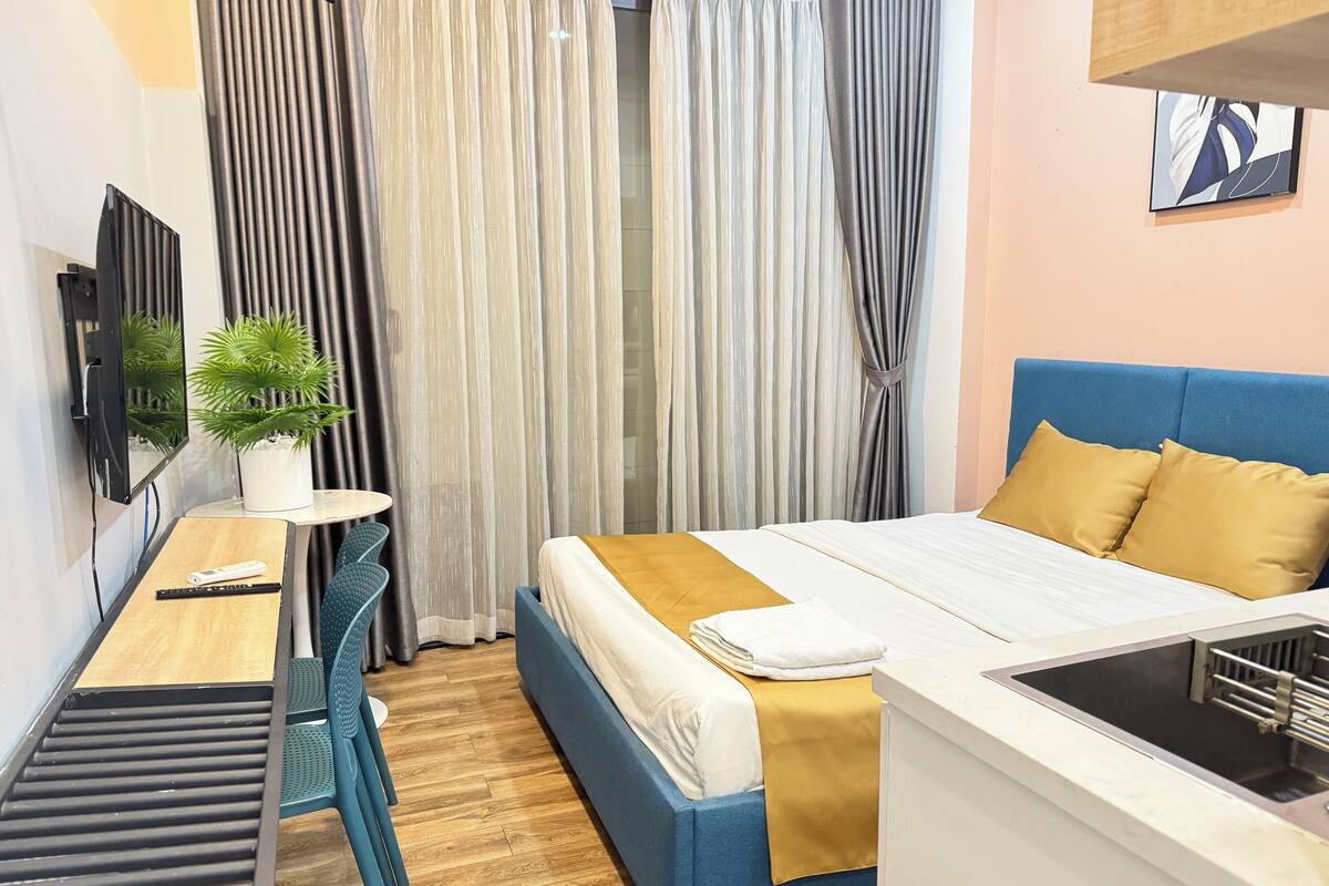 Laptop workspace, free WiFi