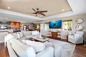 TV, books - 🏖️Stunning Home with Ocean Views, Infinity Pool & Outdoor Kitchen – Sleeps 6 (Kailua Kona)