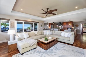 TV, books - 🏖️Stunning Home with Ocean Views, Infinity Pool & Outdoor Kitchen – Sleeps 6 (Kailua Kona)