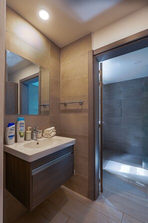 Shower, hair dryer, bidet, towels - Tropical & Luxurious 2 bedroom / spacious balcony (Punta Cana)
