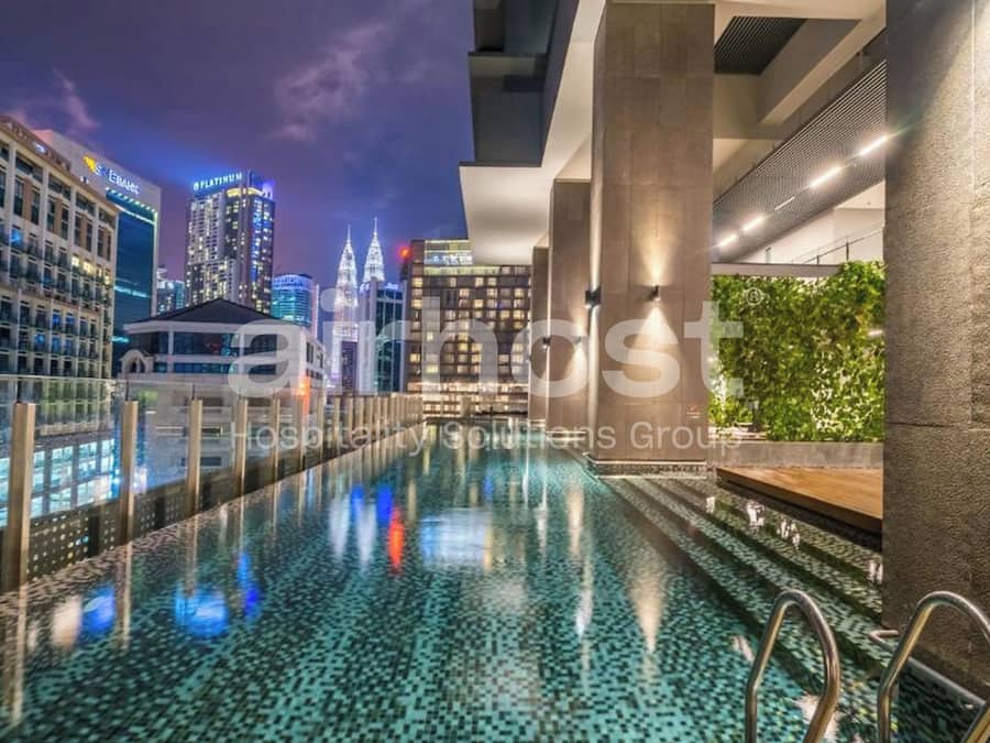 Una piscina al aire libre