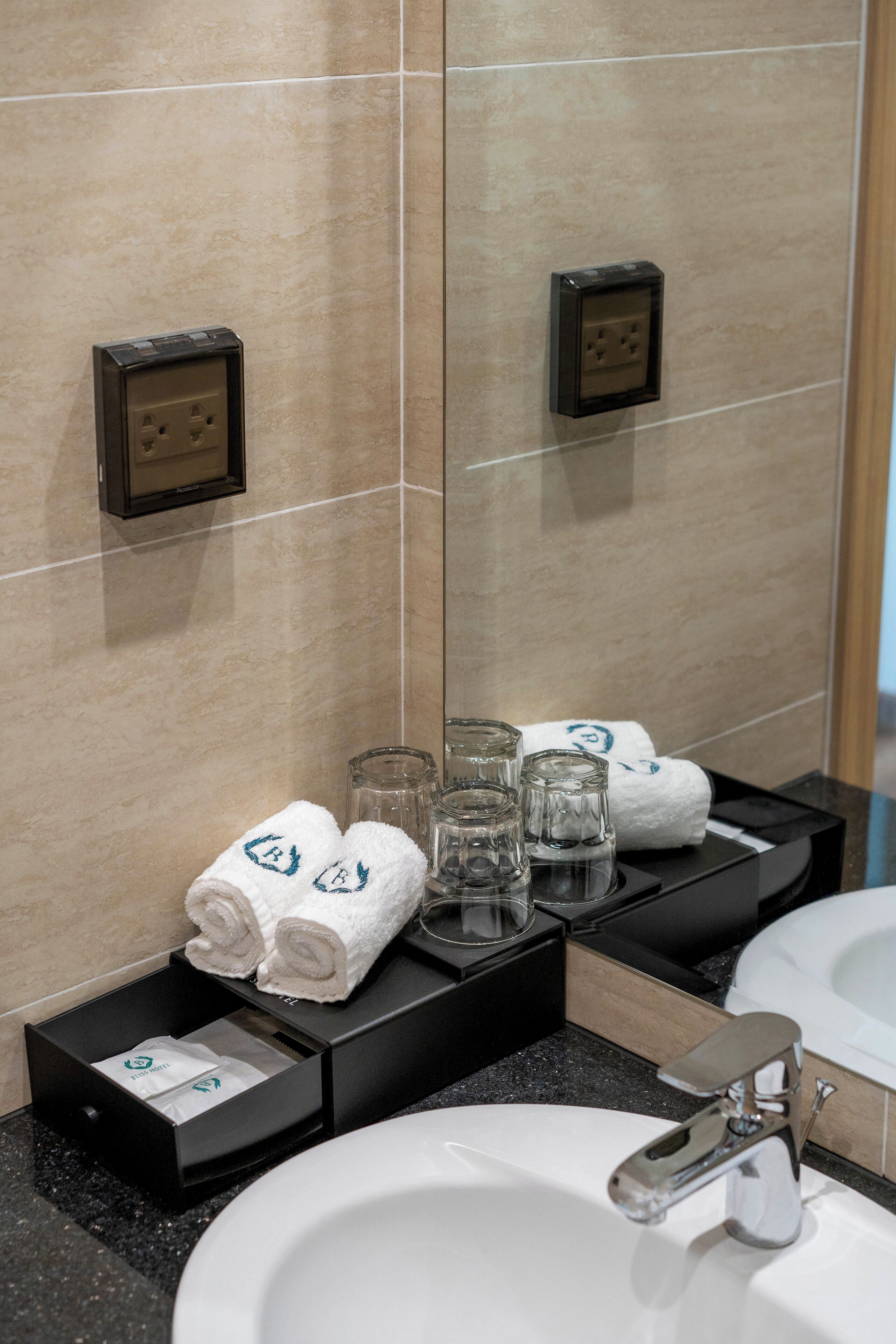 吹风机、拖鞋、毛巾、肥皂