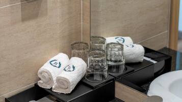 Hårtørrer, hjemmesko, håndklæder, Sæbe