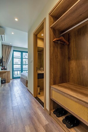 خزنة داخل الغرفة وتجهيزات عازلة للصوت وواي فاي مجانًا