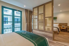 Camera familiare, balcone, vista città | Una cassaforte in camera, insonorizzazione, Wi-Fi gratuito