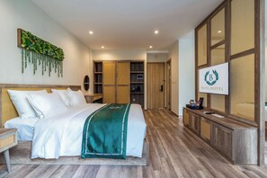 خزنة داخل الغرفة وتجهيزات عازلة للصوت وواي فاي مجانًا