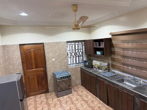 Private kitchen - A fully furnished 4-bedroom apartment in fabulous Greater Accra Region with AC (Greater Accra Region)