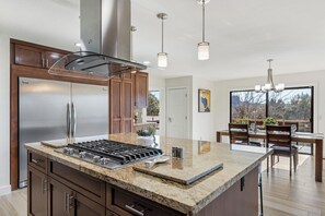 Fridge, microwave, oven, stovetop - Experience luxury at Sedona Fairytale: a 3-bedroom haven with stunning red rock views! (Sedona)