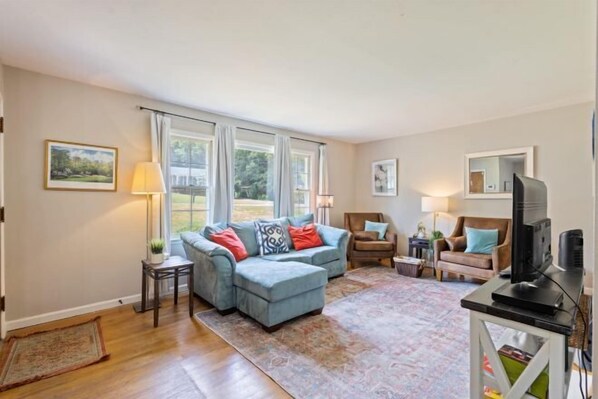 Room - The Magnolia Manor 4BR Greenway Retreat (North Augusta)