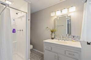 Room - The Magnolia Manor 4BR Greenway Retreat (North Augusta)