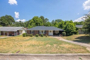 Room - The Magnolia Manor 4BR Greenway Retreat (North Augusta)