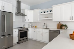 ثلاجة، ميكروويف، فرن، موقد طهي مسطح