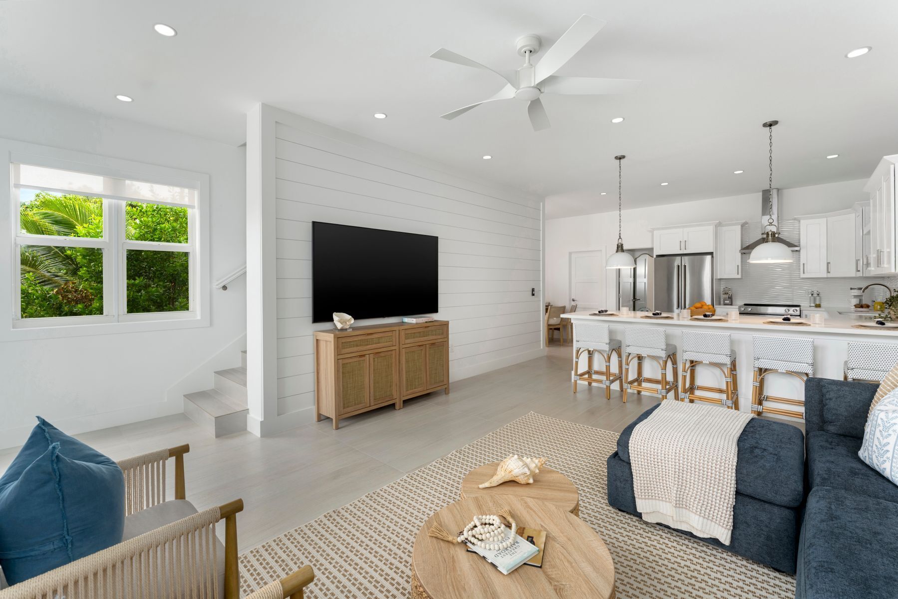 Een smart-tv, een open haard en boeken