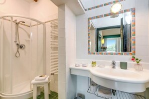 Shower, hair dryer, bidet, towels - Relaxing Family Villa Roses Shared Pool10, Civitella Paganico, Italy (Civitella Paganico)