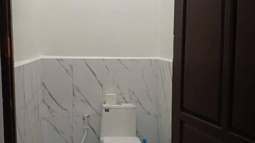 Deluxe-værelse med dobbeltseng eller 2 enkeltsenge - balkon | Badeværelse | Håndklæder